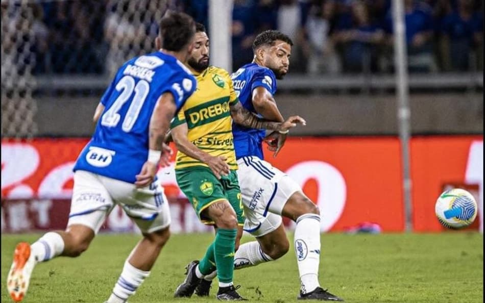 Cruzeiro tem problema na defesa para enfrentar o Corinthians