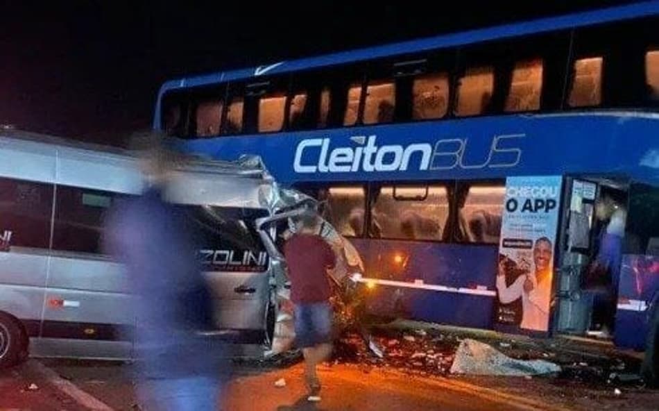 Acidente com van envolvendo torcedores do Corinthians deixa três mortos e 12 feridos