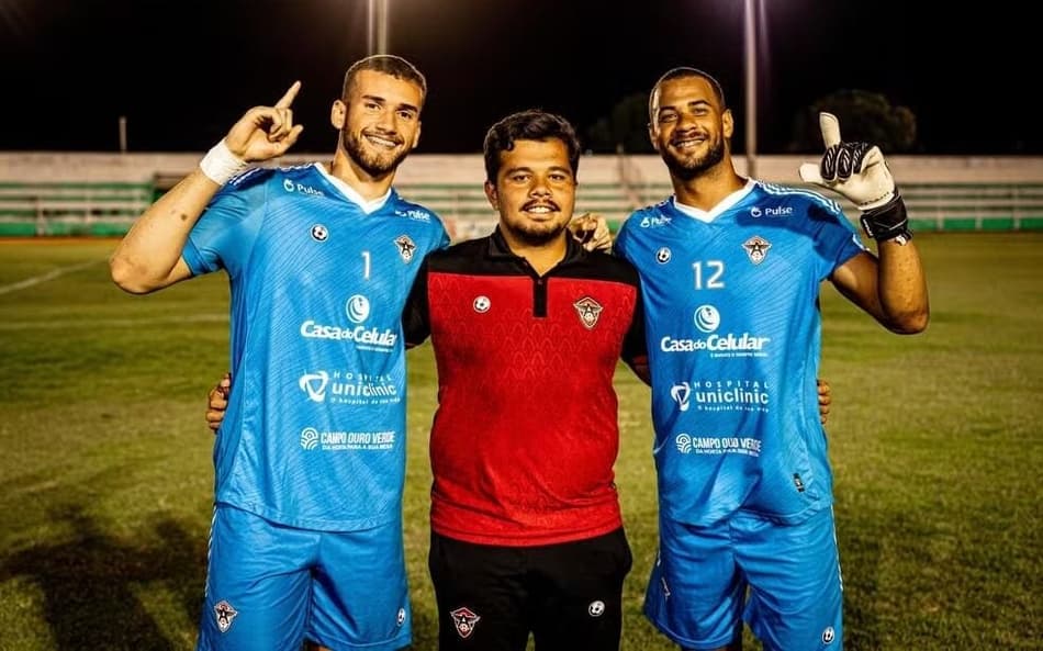 Goleiro classifica time com gol de bicicleta na Série D, e web vai à loucura: 'Merece Puskás'