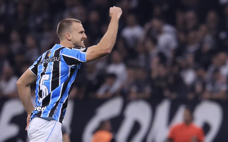 Das críticas aos elogios: Rodrigo Ely cresce e se consolida no setor defensivo do Grêmio