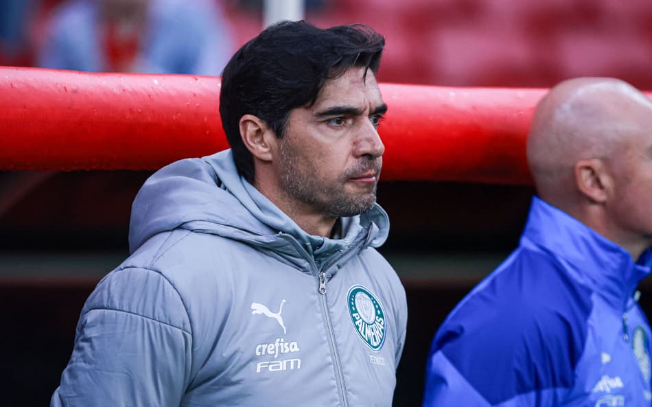 Abel Ferreira planeja mudanças na escalação do Palmeiras para duelo com o Flamengo