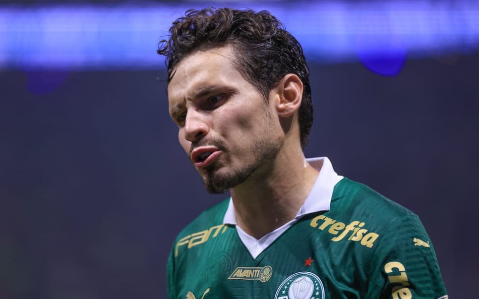 Raphael Veiga escapa de suspensão, mas retorno ao time titular do Palmeiras é incerto