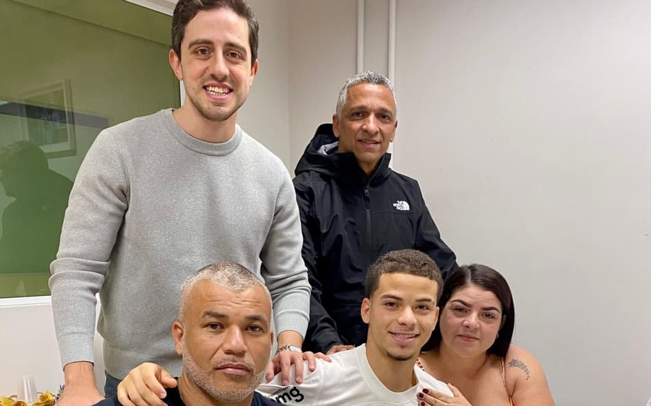 Corinthians assina com jovem e coloca multa de R$ 300 milhões no contrato