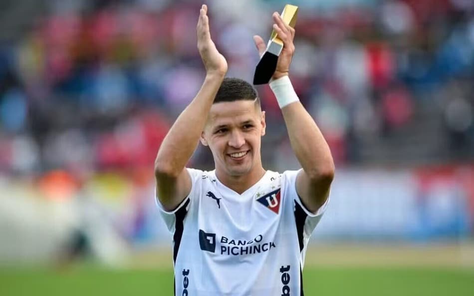LDU recusa proposta por Alex Arce, e Corinthians encontra dificuldades financeiras para reforçar o ataque