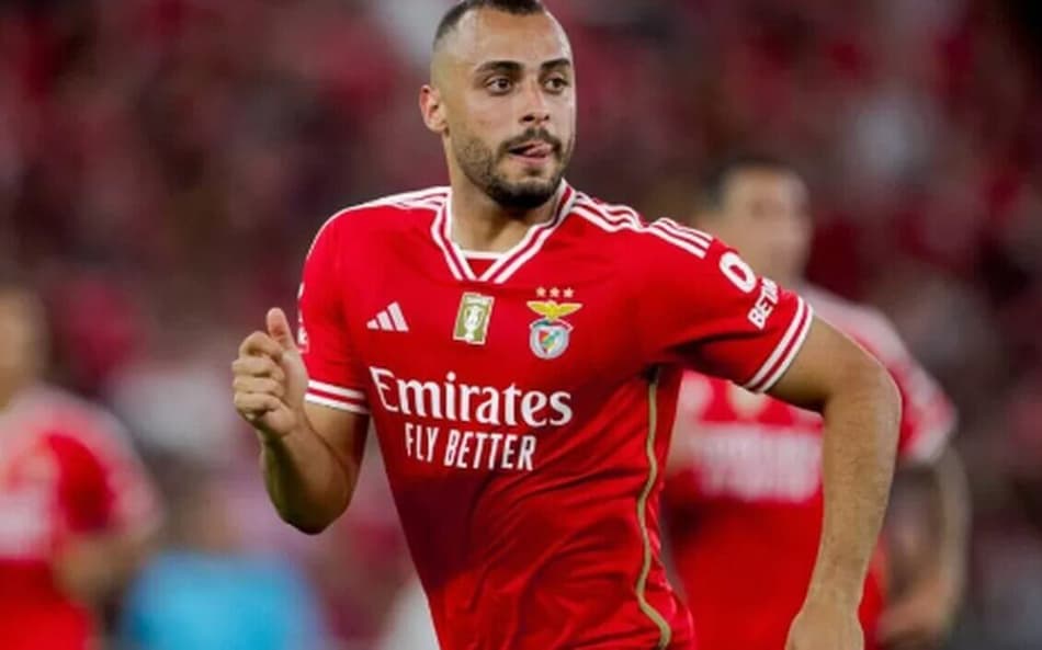 Corinthians demonstra interesse em Arthur Cabral, mas encontra empecilho na negociação