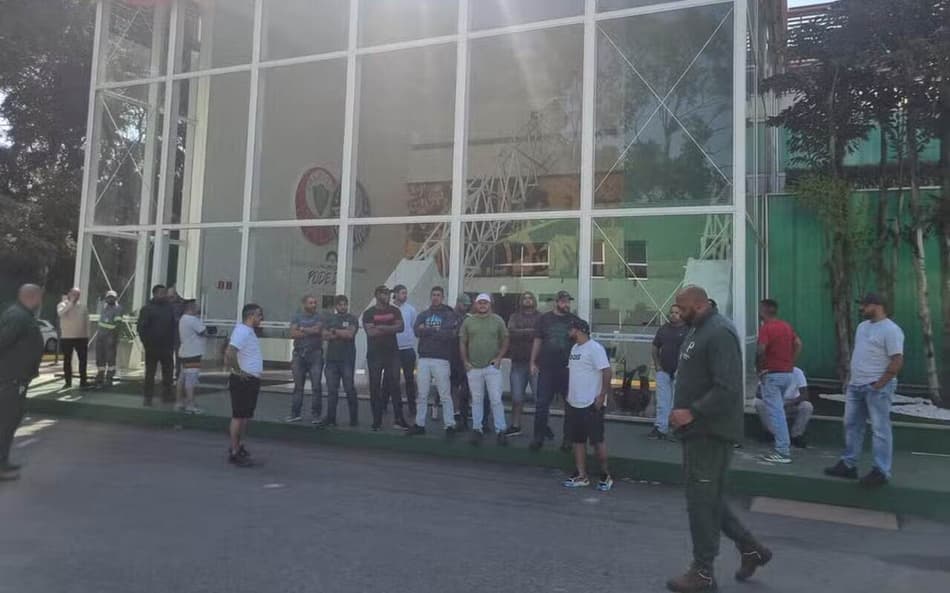 Membros de organizada do Palmeiras invadem CT após derrota para o Flamengo
