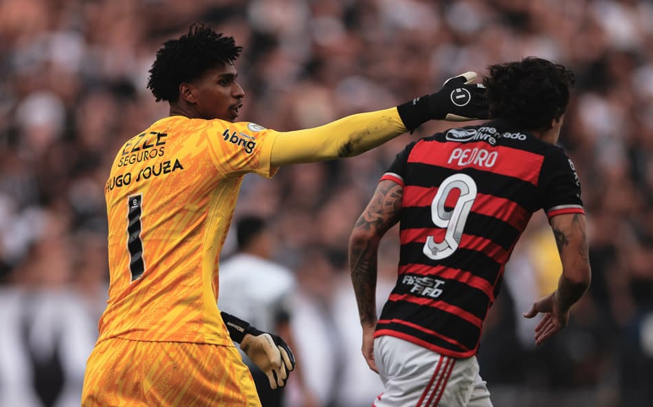 Corinthians: Hugo Souza revela o que sentiu ao enfrentar o Flamengo e ‘resenha’ com Pedro