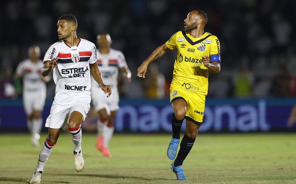 Guilherme detona gramado após vitória do Santos sobre o Botafogo-SP: ‘Parabenizar o grupo por passar por essa dificuldade’