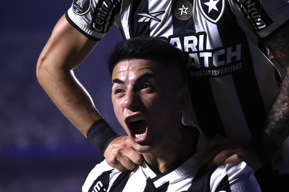 Almada jogador do Botafogo comemora seu gol durante partida contra o Sao Paulo no estadio Morumbi pelo campeonato Copa Libertadores 2024. Foto: Marcello Zambrana/AGIF