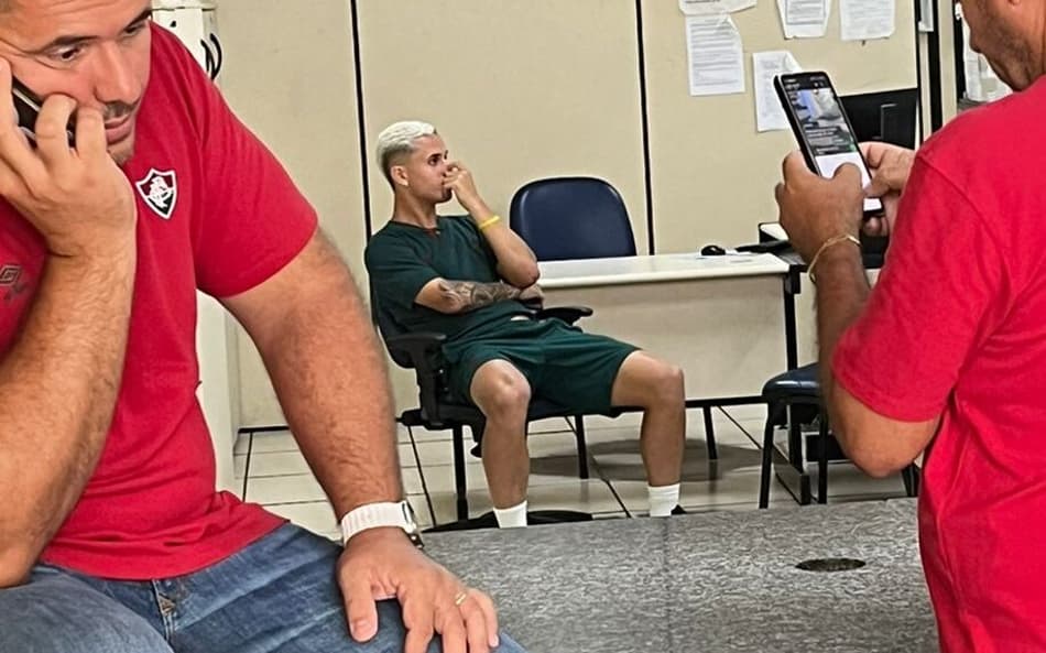 “Fui chamado de escravo”, afirma gandula do Madureira ofendido por Arthur, do Fluminense
