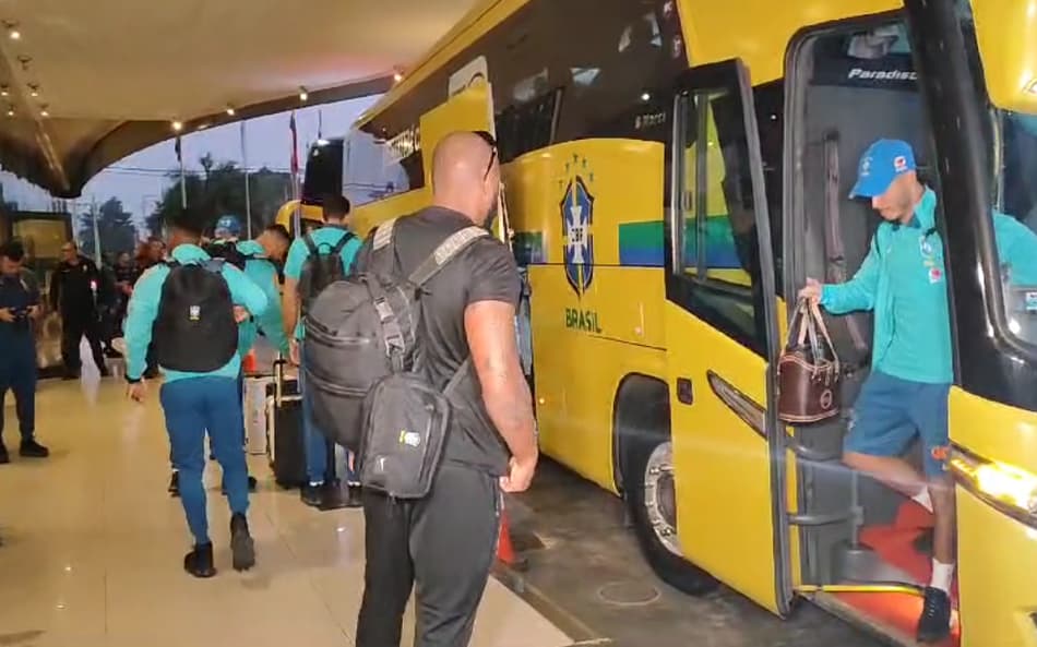 Confira o desembarque da Seleção Brasileira no Paraguai
