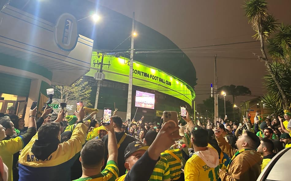 Brasileiros lotam arredores do Couto Pereira antes do jogo da Seleção Brasileira