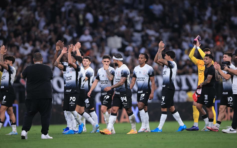 Cantor falta ao show no Rock in Rio e aparece em jogo do Corinthians; veja