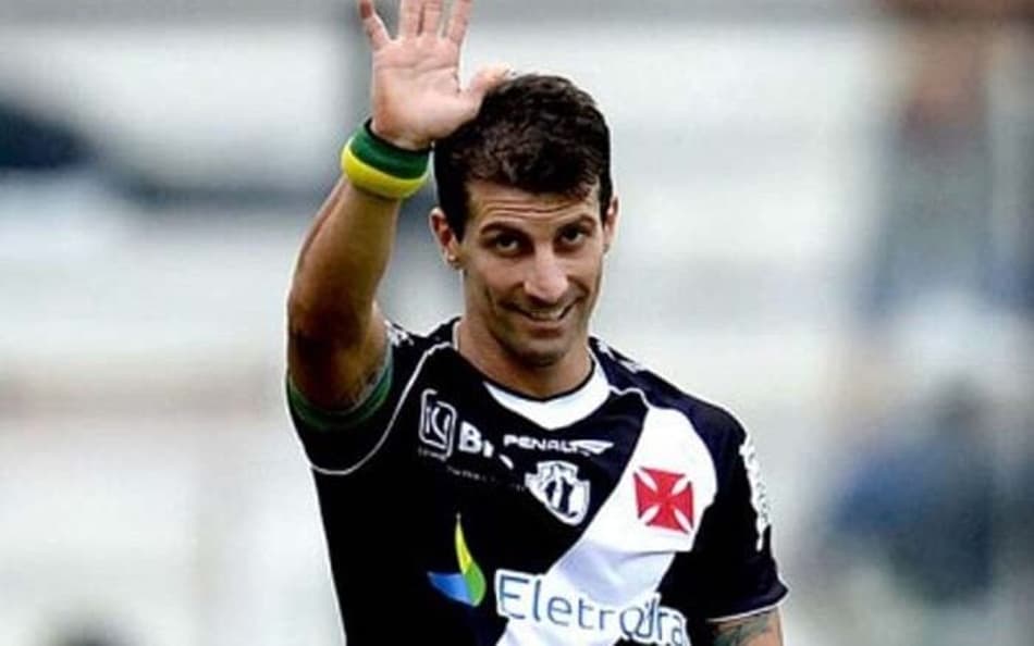 Pedrinho, presidente do Vasco, mostra habilidade com a bola; assista ao vídeo