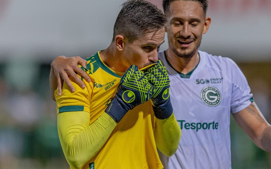 Até o goleiro marca na goleada do Goiás sobre a Chapecoense pela Série B