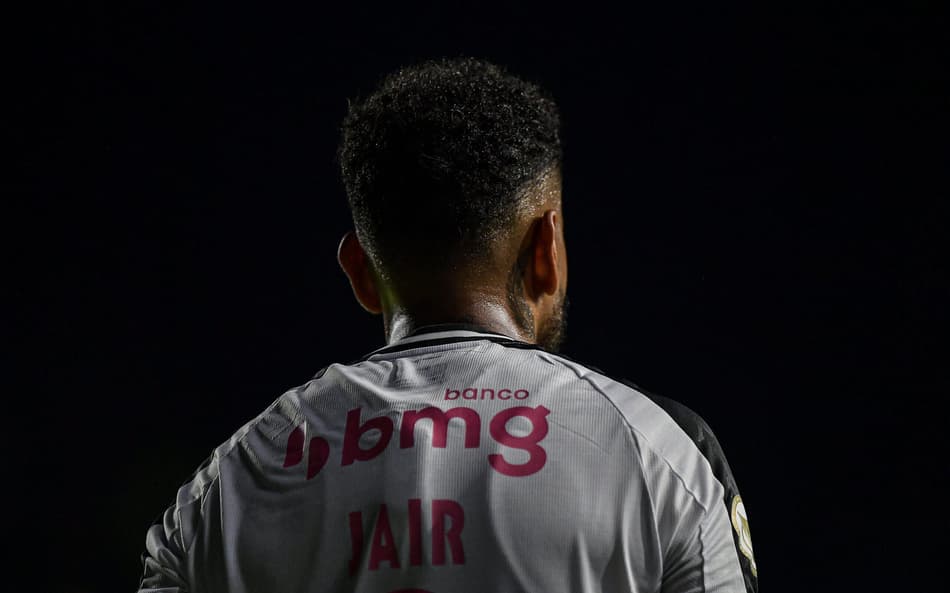 Jair comemora volta aos gramados pelo Vasco: 'Estou 100%'