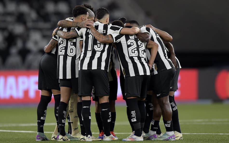 Torcida do Botafogo faz foguetório em frente a hotel do Peñarol; veja vídeos