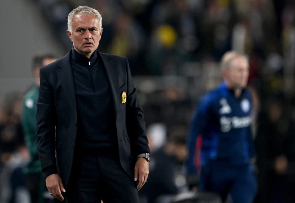 José Mourinho em ação no jogo entre Manchester United e Fenerbahçe pela Europa League (Foto: Ozan KOSE / AFP)