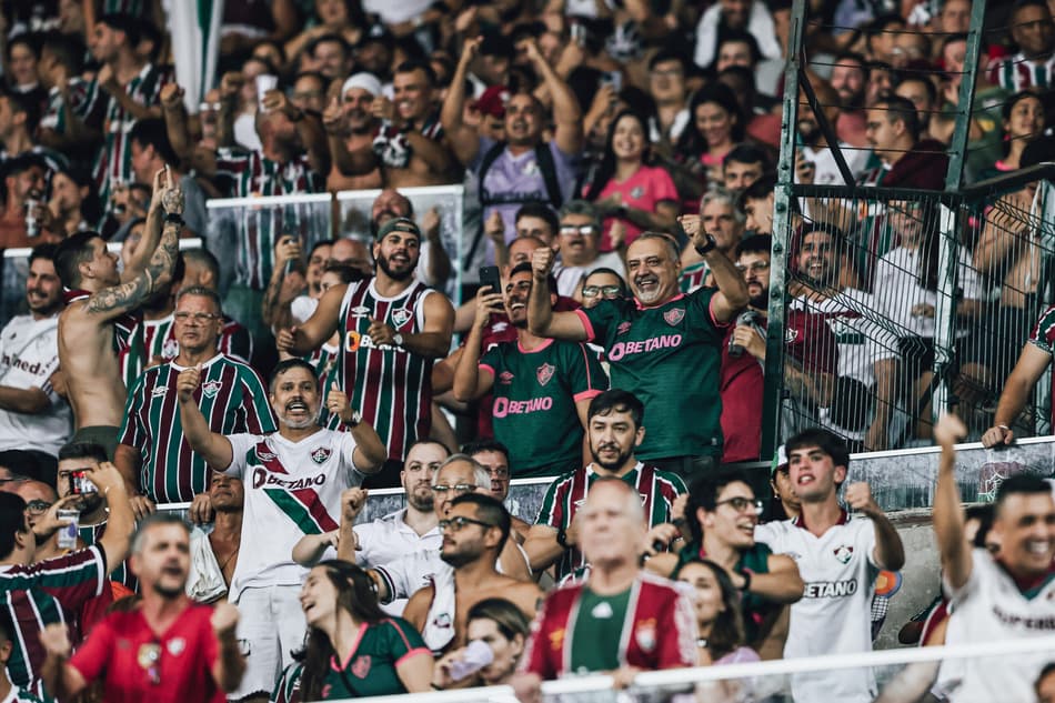 Torcida do Fluminense comemora vitória no clássico contra o Flamengo