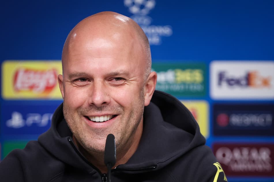 Arne Slot em coletiva do Liverpool (Foto: Ronny Hartmann / AFP)