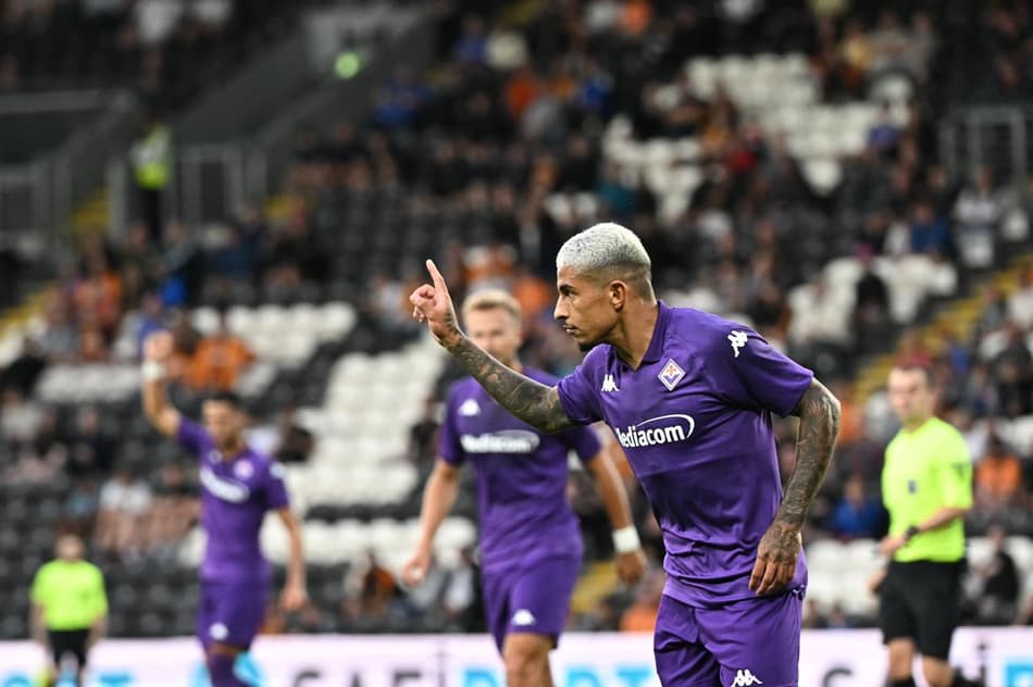 Dodô comemora gol pela Fiorentina