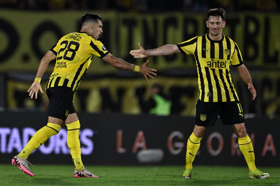 Jaime Báez comemora gol do Penãrol contra o Botafogo no Centenário pela Libertadores