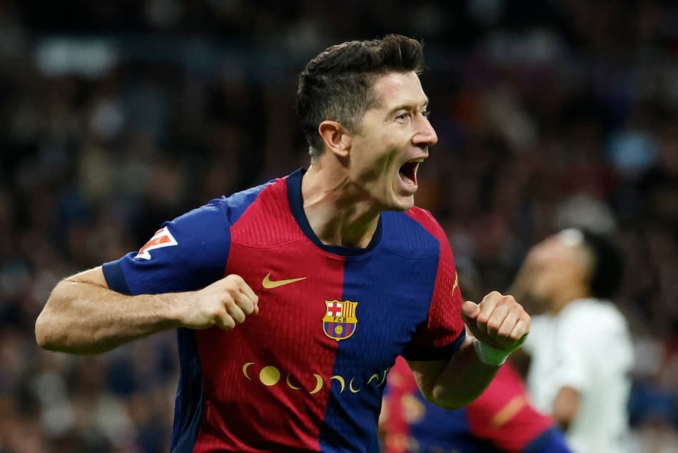 Robert Lewandowski marcou dois gols na goleada do Barcelona sobre o Real Madrid, na 11ª rodada em La Liga (Foto: Oscar Del Pozo / AFP)