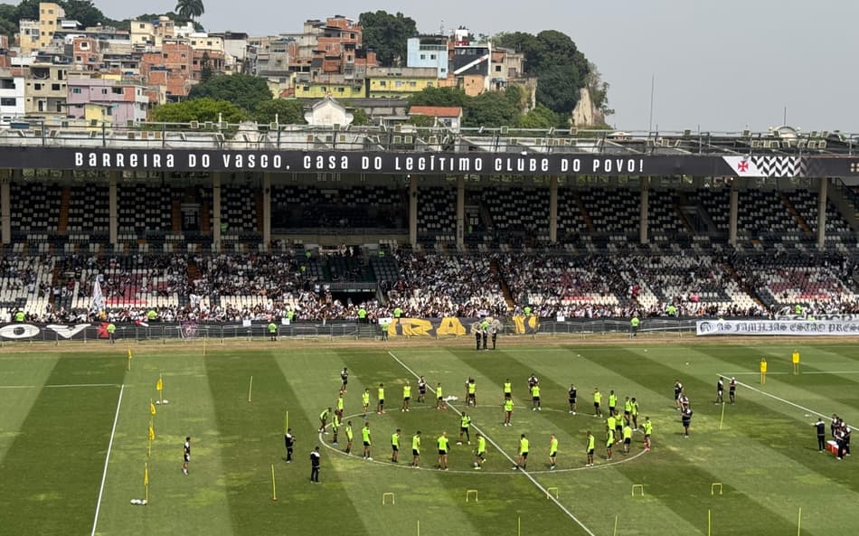Torcida do Vasco enche São Januário antes de decisão contra o Atlético-MG; veja imagens