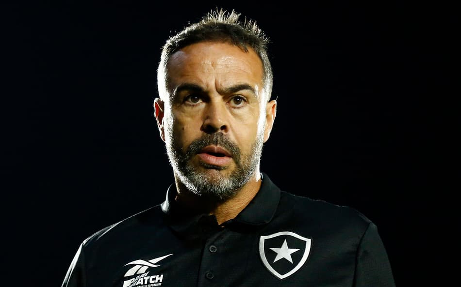 Com mudança na defesa, Botafogo está escalado diante do Vasco; veja