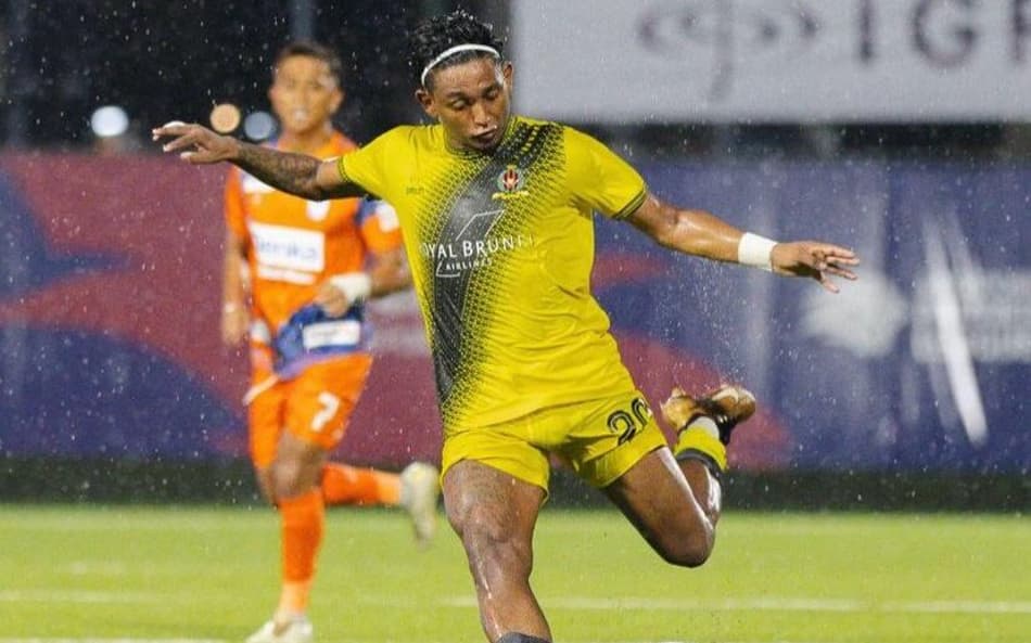 Ex-Cruzeiro se destaca na Ásia com golaço