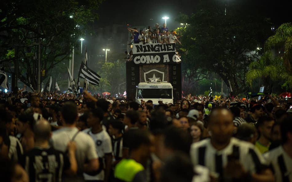 Torcedor do Botafogo cai de carro em movimento e se acidenta em festa; veja