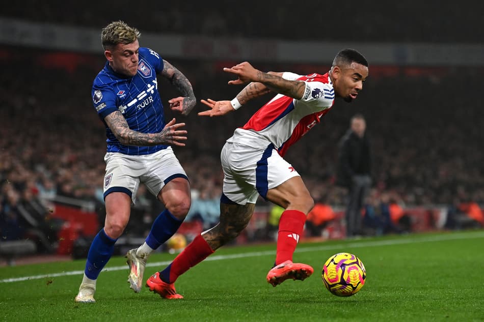 Gabriel Jesus em ação pelo Arsenal contra o Ipswich Town (Foto: Glyn Kirk/AFP)