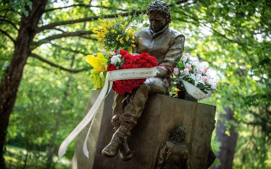 Memorial de Ayrton Senna é vandalizado em Ímola, diz jornal