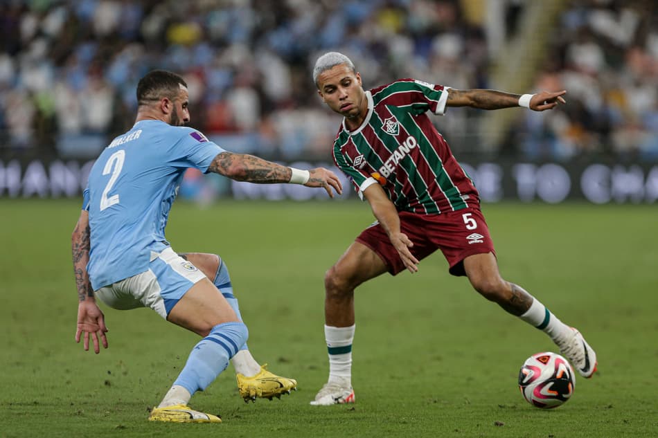 Alexsander em disputa com Kyle Walker na partida entre Fluminense e Manchester City, pelo Mundial de Clubes de 2023