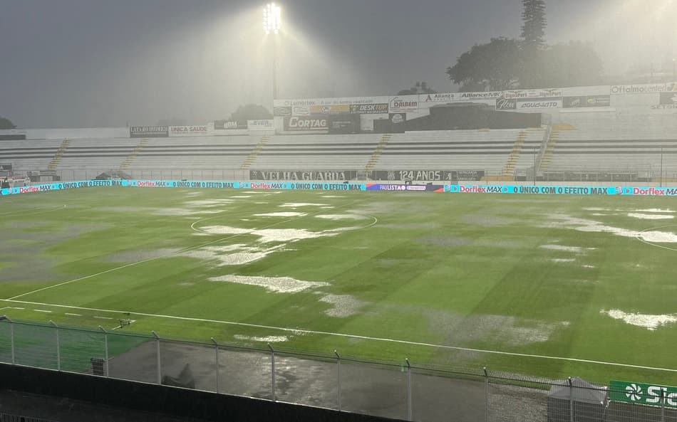 Chuva castiga gramado e atrasa horário de Ponte Preta x Corinthians