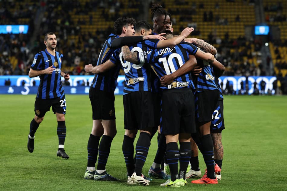 Jogadores da Inter de Milão celebram gol marcado por Dumfries sobre a Atalanta, pela semifinal da Supercopa da Itália