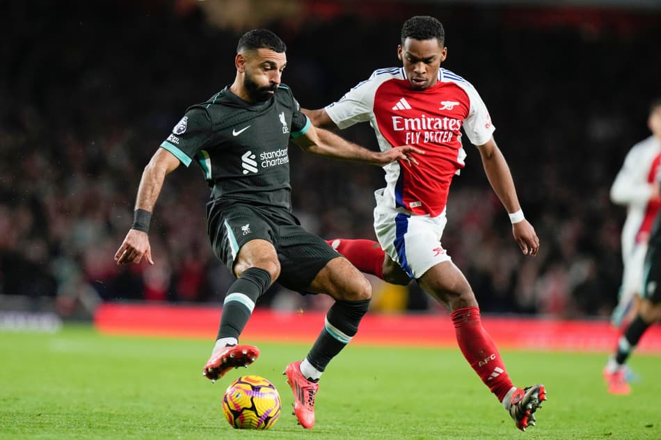 Mohamed Salah, do Liverpool, à esquerda, disputa a bola com Jurrien Timber, do Arsenal, durante a partida da Premier League inglesa entre Arsenal e Liverpool, no Emirates Stadium, em Londres, Inglaterra, no domingo, 27 de outubro de 2024 | Crédito: AP/Alastair Grant