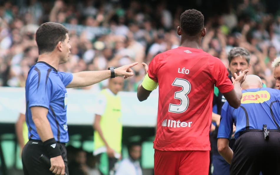 Zagueiro Léo, ex-Vasco, é alvo de racismo em Coritiba x Athletico Paranaense