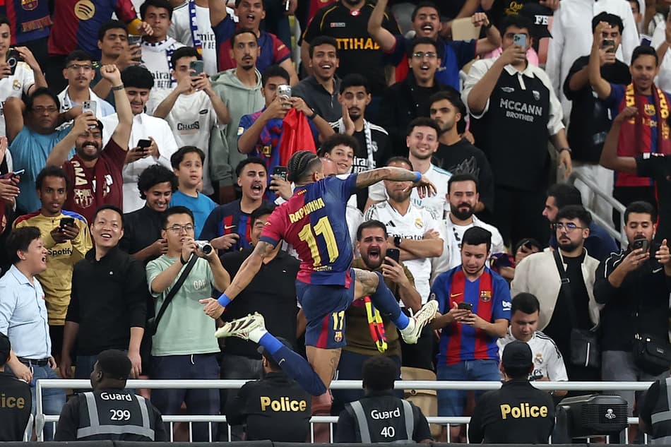 Raphinha comemora gol pelo Barcelona na decisão da Supercopa da Espanha (Foto: Haitham Al-Shukari/AFP)