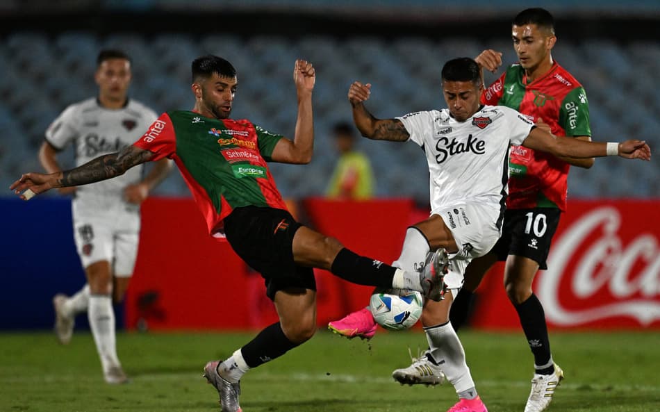 Nublense e Boston River se enfrentam por uma vaga na próxima fase da Libertadores (Foto: Eitan ABRAMOVICH/AFP