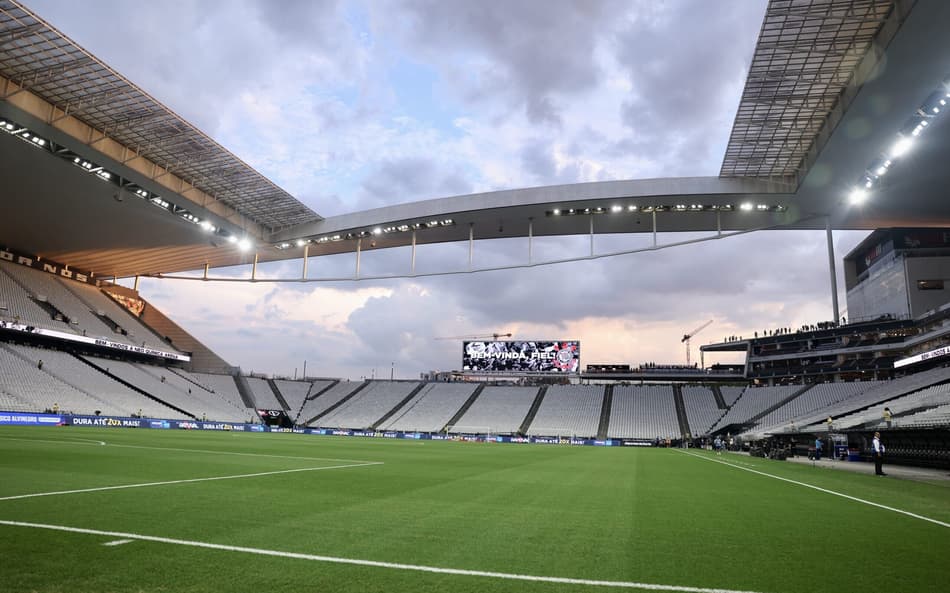 Após críticas, Corinthians se pronuncia sobre o gramado da Neo Química Arena