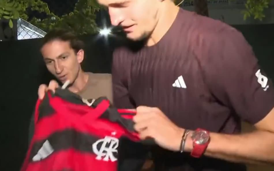 Zverev salva set point, avança no Rio Open e ganha camisa do Flamengo