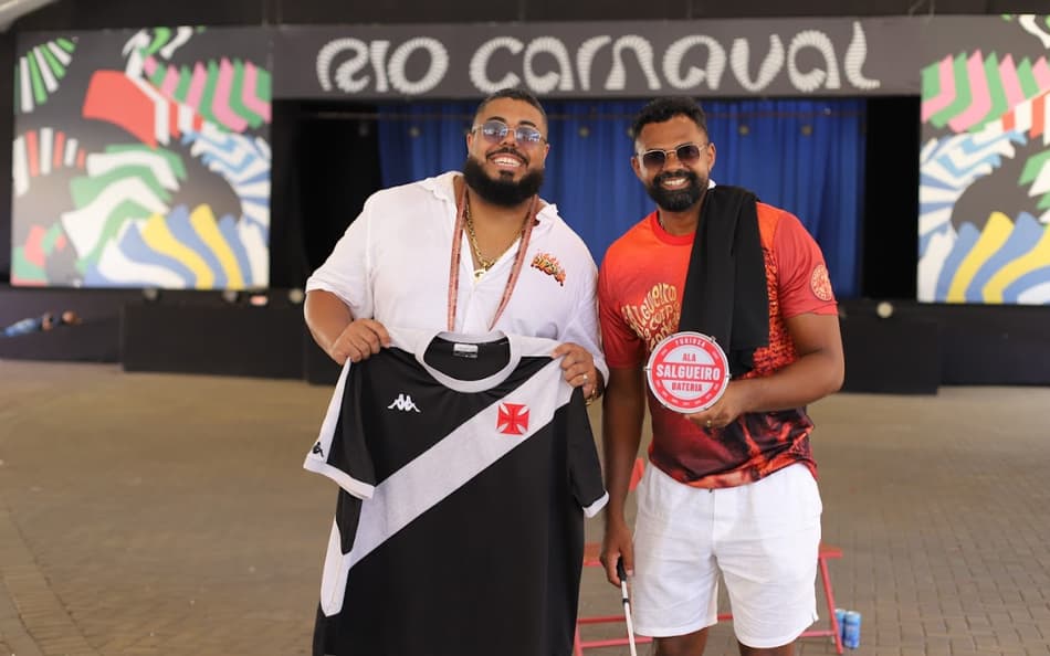 Mestres de bateria do Salgueiro, Guilherme e Gustavo contam paixão pelo Vasco