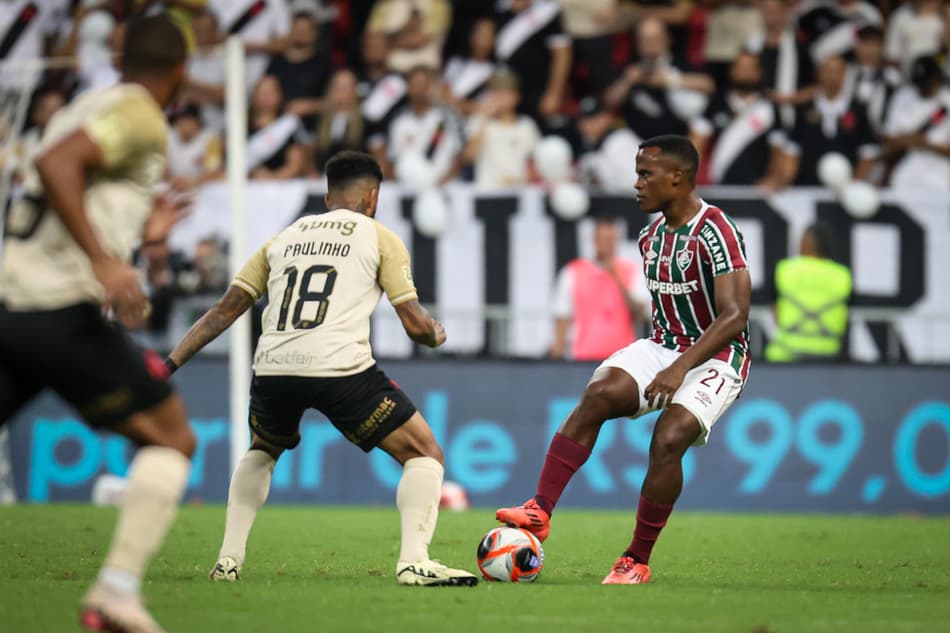 Jhon Arias sendo marcado por Paulinho no clássico entre Fluminense e Vasco, pelo Carioca
