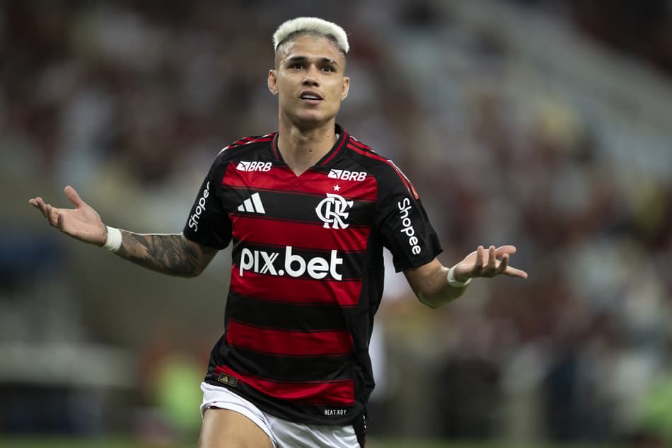 Luiz Araújo comemora gol na vitória do Flamengo sobre o Maricá e dá dor de cabeça para Filipe Luís