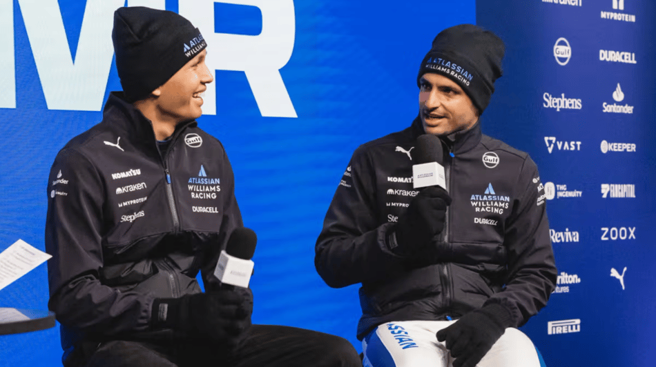 Alex Albon e Carlos Sainz em evento da Williams (Foto: reprodução/Williams)
