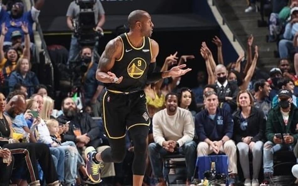 Warriors aposentam camisa de ídolo do time; Curry homenageia astro