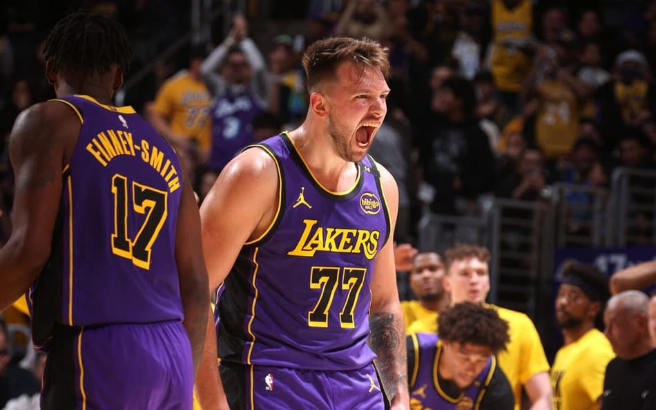 Luka Doncic anota triplo-duplo e comanda vitória do Lakers sobre o Mavericks