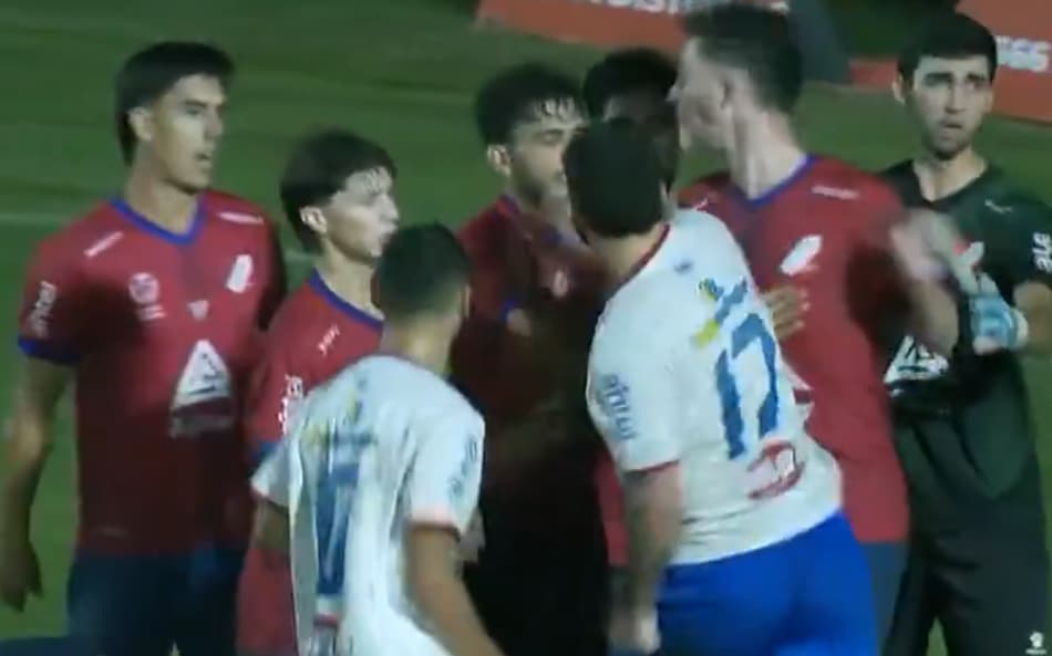 Jogador uruguaio é nocauteado durante briga em final no país; veja vídeo