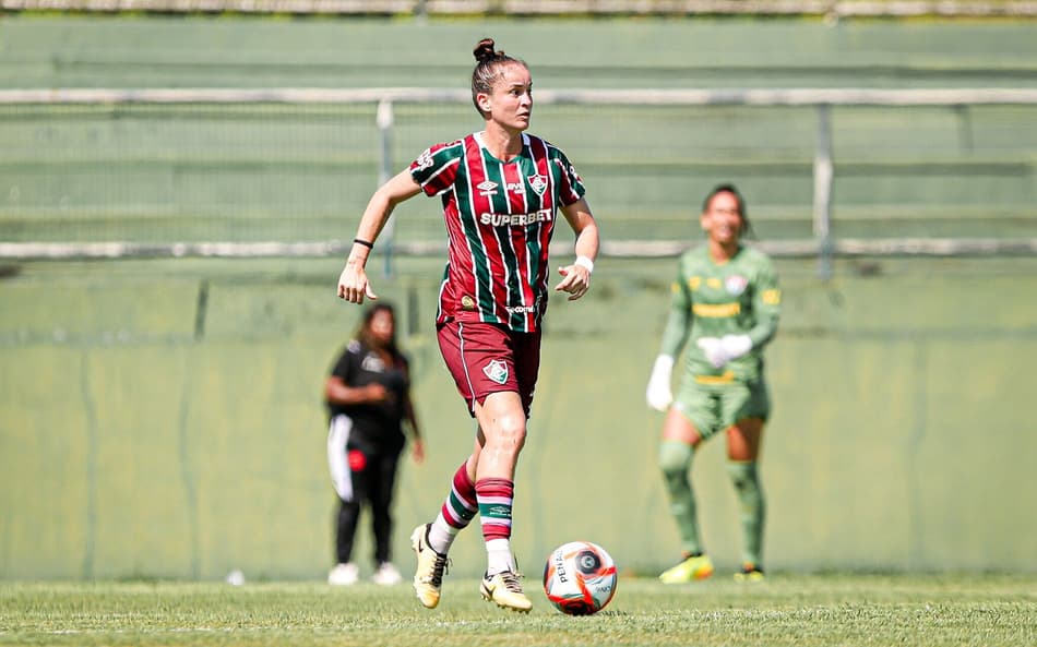 Gislaine atinge marca histórica no futebol feminino do Fluminense